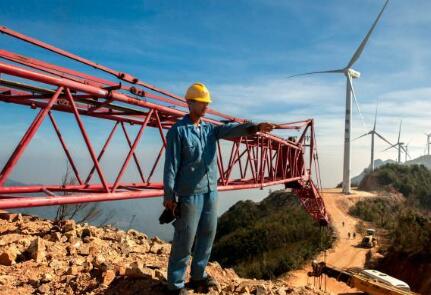 價(jià)值百萬風(fēng)力發(fā)電葉片，被河南村民當(dāng)蹺蹺板：一片上站20多人