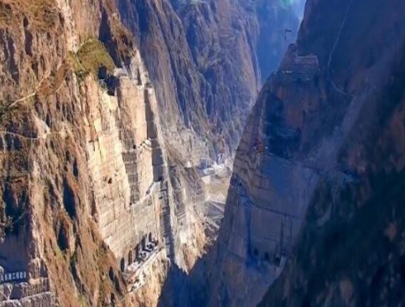 為建烏東德水電站，在峽谷底部挖90米深洞穴，用來干嘛的？