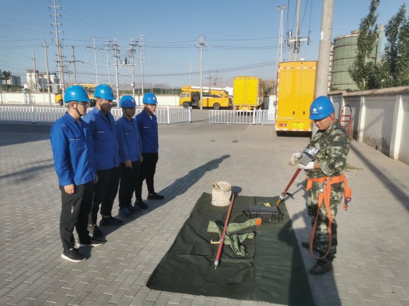 烏海電業(yè)局配電帶電作業(yè)中心：現(xiàn)場(chǎng)培訓(xùn)求實(shí)效，技能素質(zhì)再提升