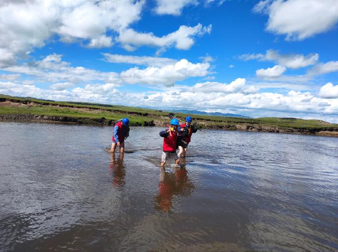 國(guó)網(wǎng)澤庫(kù)縣供電公司:蹚水過(guò)河 緊急處理線(xiàn)路缺陷