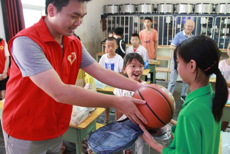 國網(wǎng)樂至縣供電公司:情暖教師節(jié) 關(guān)愛留守學生