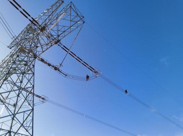 青藏電力聯(lián)網(wǎng)工程反轉(zhuǎn)送電方向，今年已外送藏電共9.6億度