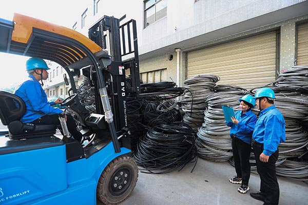 國(guó)網(wǎng)寧?？h供電公司：下基層強(qiáng)服務(wù)，提質(zhì)增效駛?cè)搿翱燔嚒钡? width=