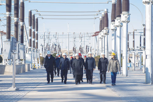 內(nèi)蒙古電力集團(tuán)公司董事長(zhǎng)、黨委書記賈振國(guó)深入阿拉善電業(yè)局調(diào)研