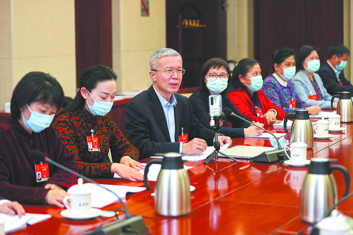 全國人大代表國網(wǎng)安徽省電力有限公司總經(jīng)理、黨委副書記 張凡華：構(gòu)建以電為中心的終端能源消費格局