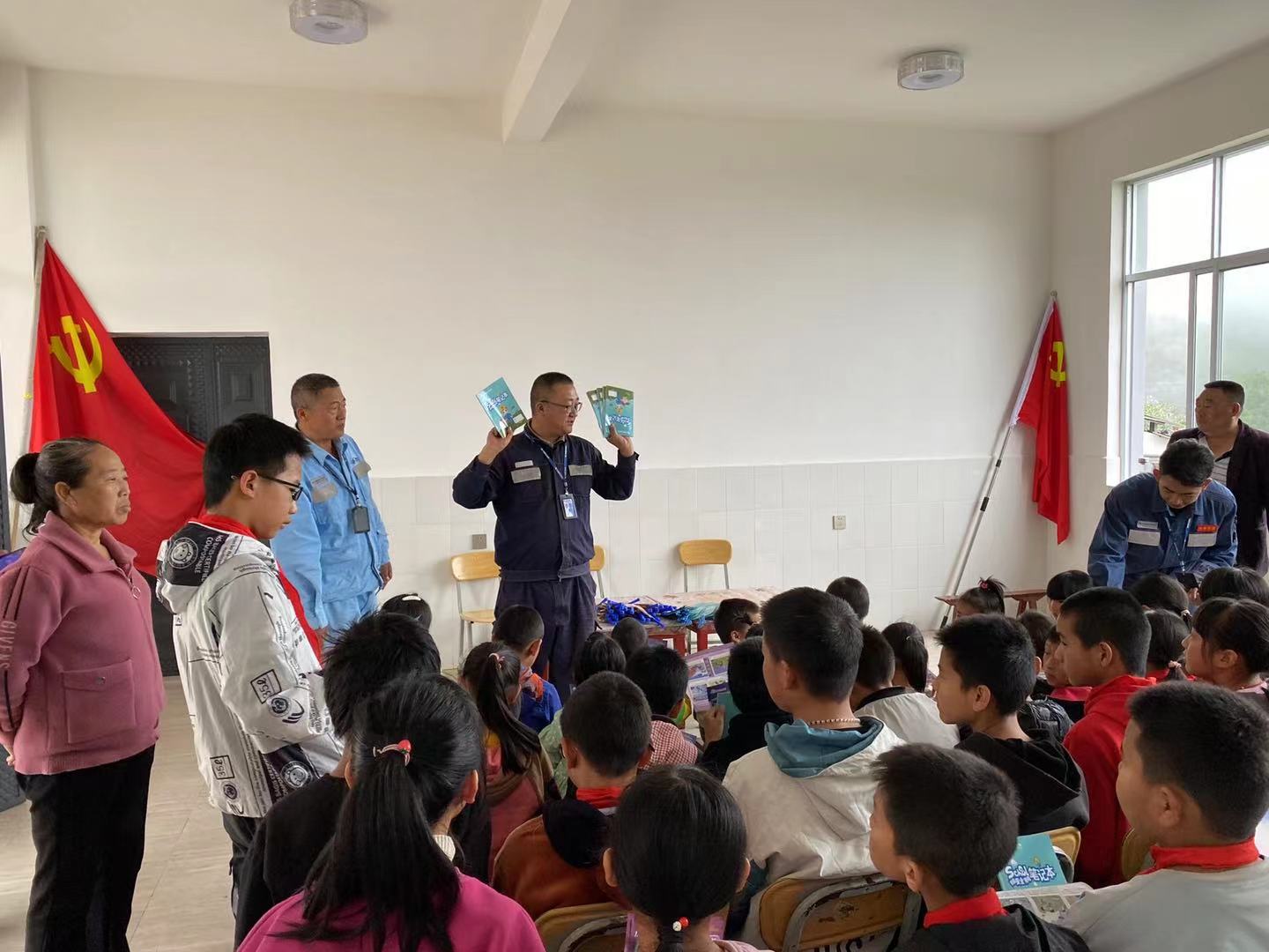 黨團(tuán)聯(lián)合帶安全宣講進(jìn)校園，“電”亮未來(lái)助成長(zhǎng)