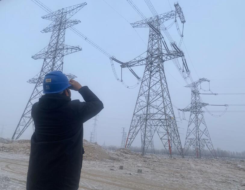 內(nèi)蒙古烏海超高壓供電公司防污除閃，寒冬堅(jiān)守一線