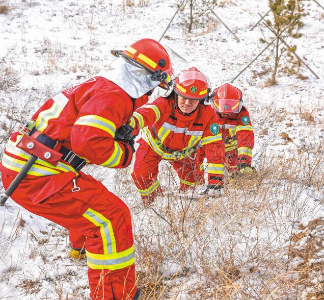 大寒時(shí)節(jié)，跟著冬奧保電人員去巡線
