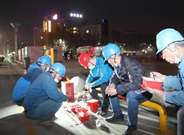 山西晉城核酸檢測(cè)點(diǎn)的電力人:日夜鏖戰(zhàn)為抗疫保電送電