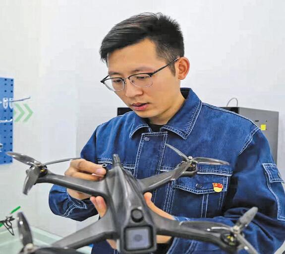 國網(wǎng)工匠呂偉釗：成長(zhǎng)在運(yùn)維一線的 “90后”技術(shù)能手