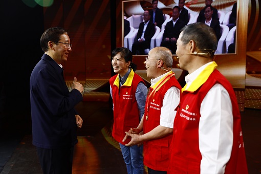 辛保安會見“時代楷?！卞X海軍同志