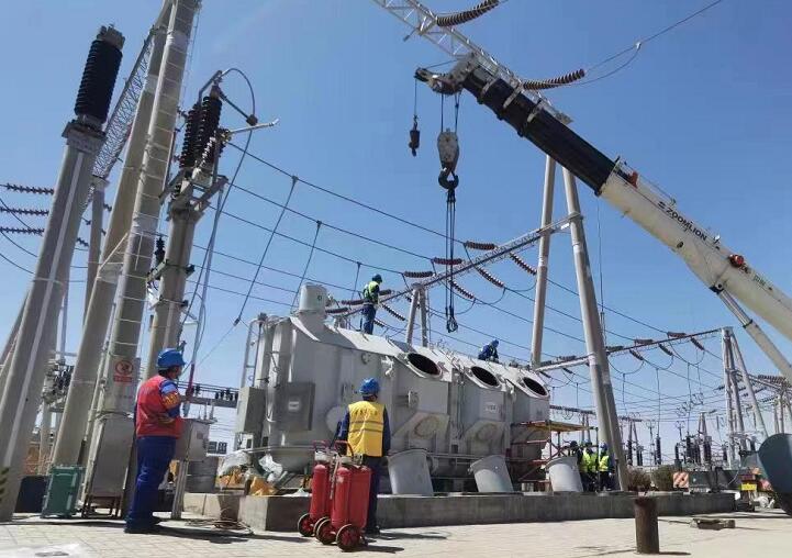 吊罩成功！主變大修工程為“綠色電”保駕護航