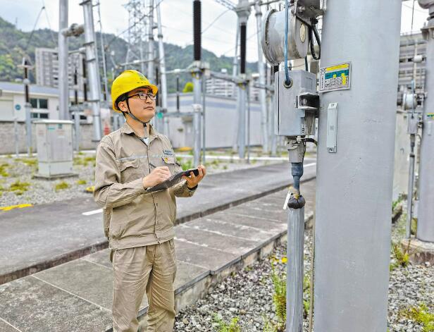 用一顆匠心守護(hù)電網(wǎng)——記全國五一勞動獎?wù)芦@得者羅徽