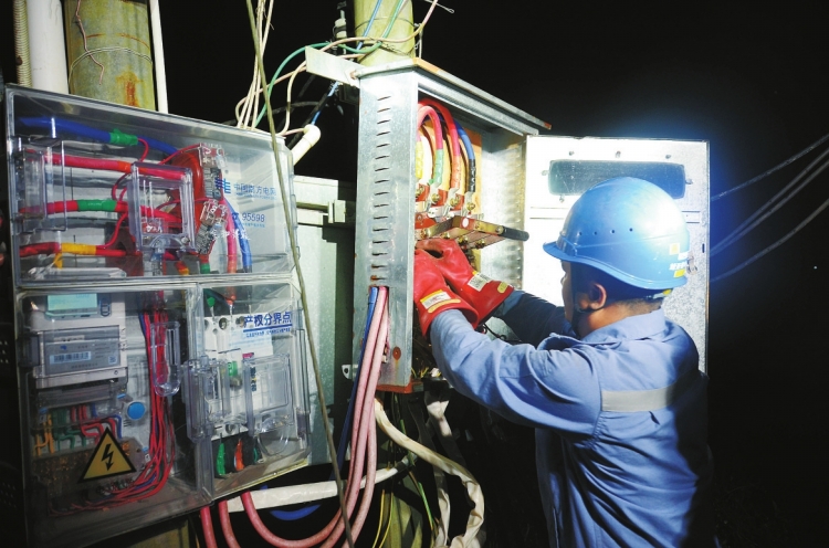 廣東肇慶供電局聞“汛”而動? 確保出現(xiàn)險(xiǎn)情時(shí)迅速響應(yīng)