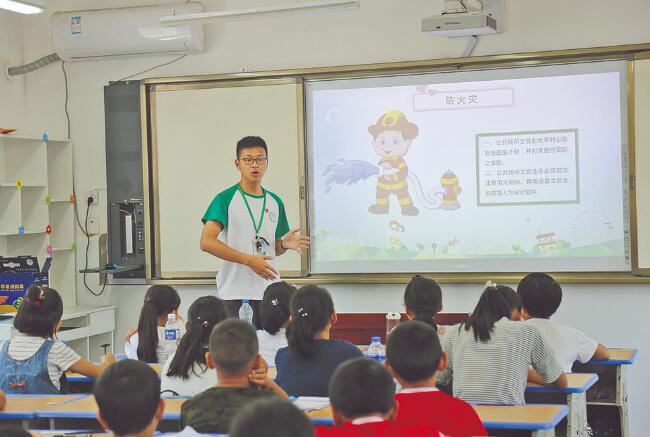 郝明?。簬椭嗳?傳遞更多溫暖