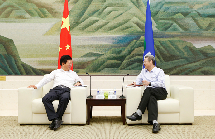 錢智民會(huì)見(jiàn)煙臺(tái)市委副書記、市長(zhǎng)鄭德雁