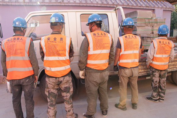 烏海市千里山供電公司：施工現(xiàn)場(chǎng)督查“十不干”，電力安全加把“安全鎖”