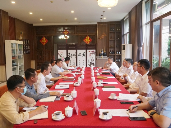 中國電建黨委常委、副總經(jīng)理徐鵬程與海南萬寧市委書記蓋文啟、市長王三防座談