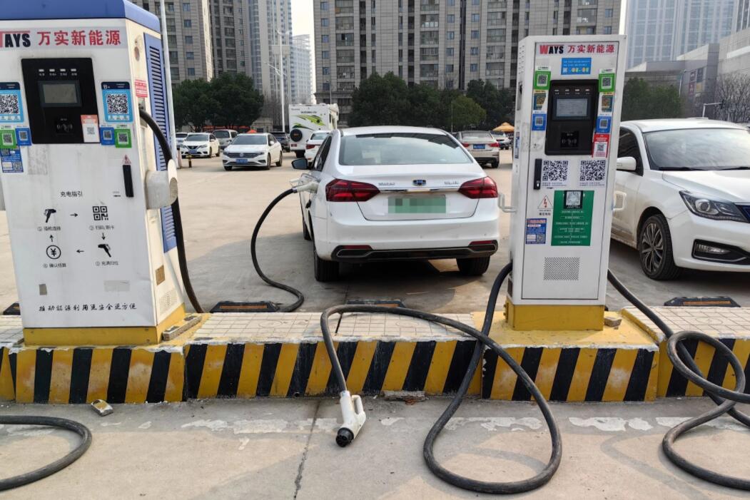 新能源車充電槍被扔積水中，對“城市家電”需多加愛護(hù)