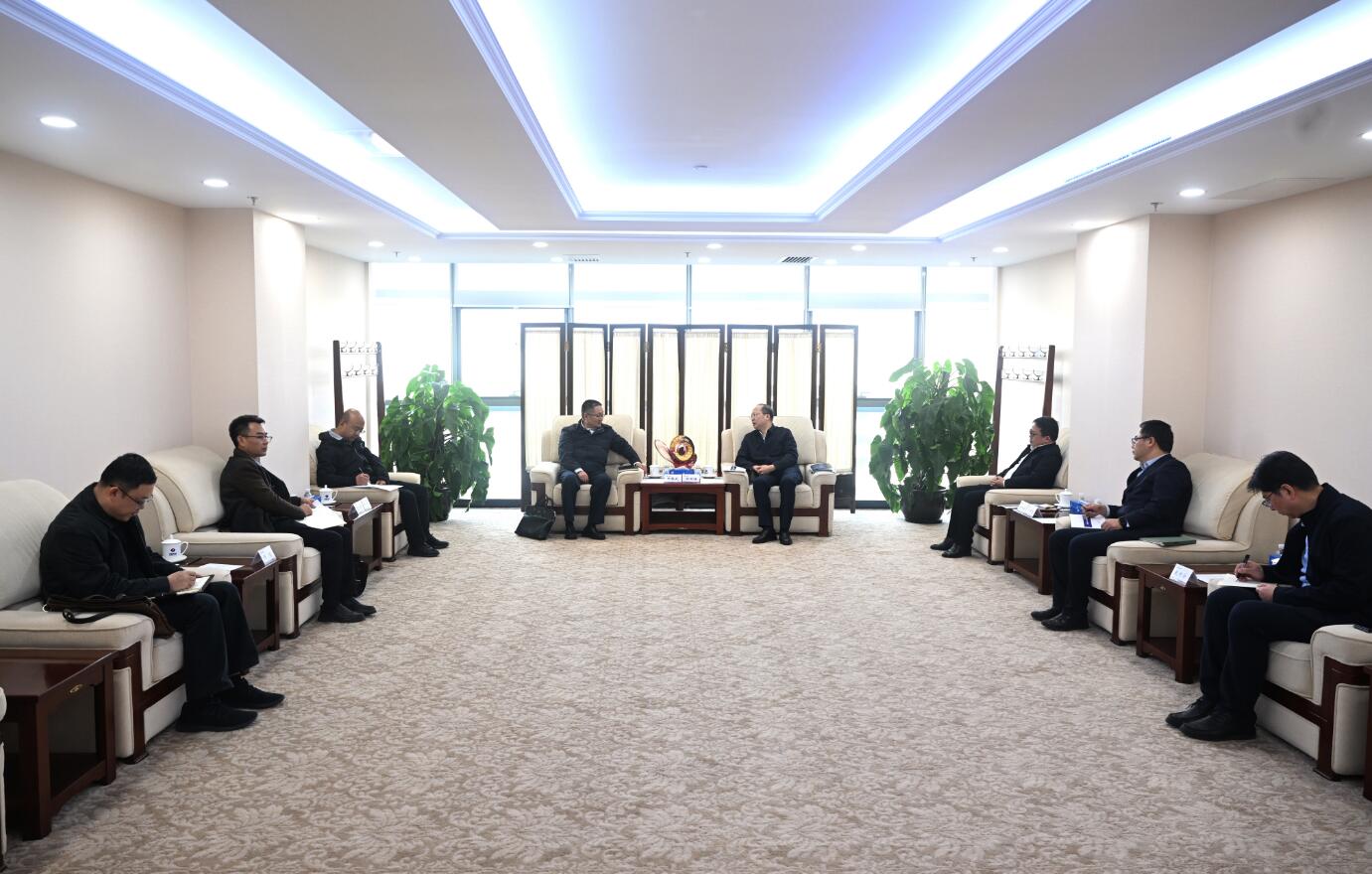 中國電建黨委常委、副總經(jīng)理徐鵬程與西藏開發(fā)投資集團黨委書記、董事長祁騰武會談