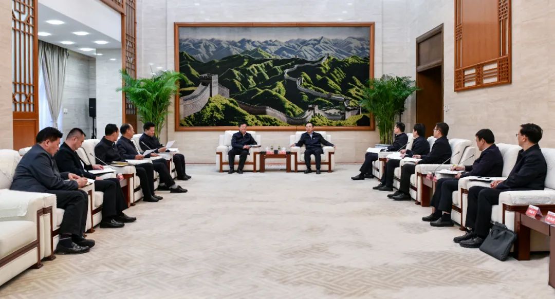 大唐集團(tuán)黨組書(shū)記、董事長(zhǎng)鄒磊與青海省海南州委書(shū)記呂剛、州長(zhǎng)尕瑪朋措會(huì)談