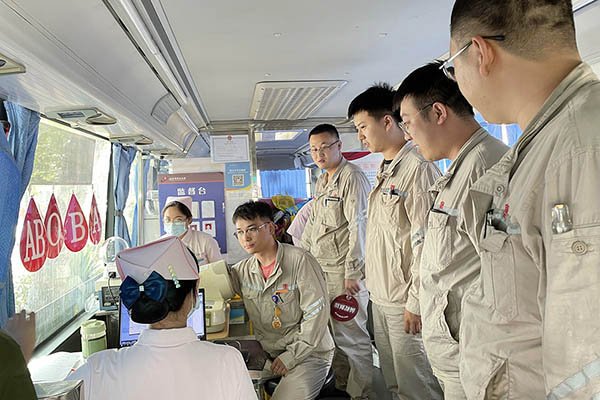 臨汾熱電公司組織“熱血與大愛同流，真情與奉獻(xiàn)同行”無償獻(xiàn)血活動