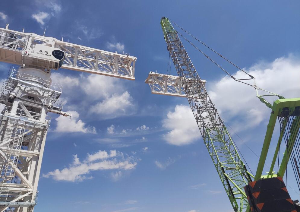 甘肅電投張掖百萬項目160噸塔吊順利安裝、試吊完成