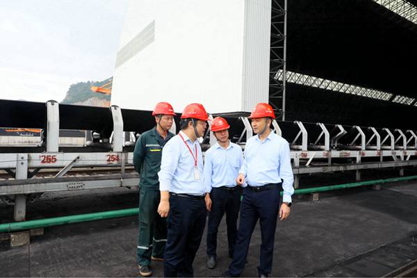 圖為該公司主要領導帶隊深入現(xiàn)場安全檢查