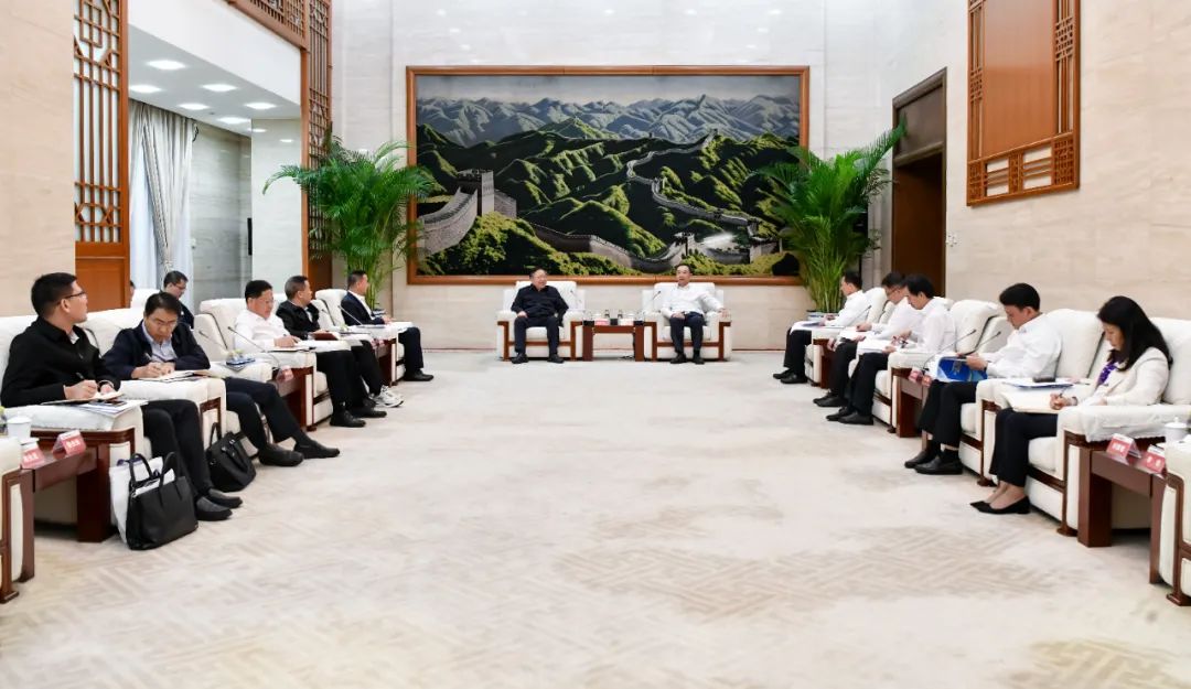 大唐集團有限公司黨組書記、董事長鄒磊與廣西壯族自治區(qū)國資委黨委書記秦如培會談