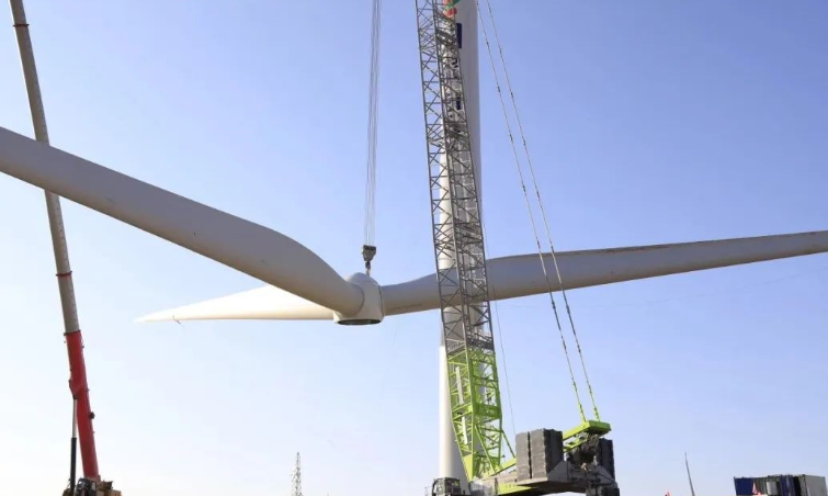 全球陸上單體最大風(fēng)電項目——國家電投烏蘭察布風(fēng)電基地一期600萬千瓦項目首批120萬工程完成風(fēng)機(jī)吊裝