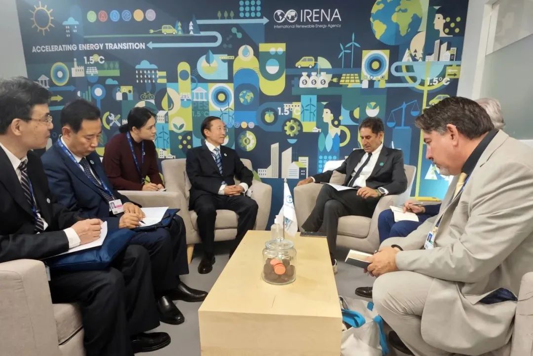 國家電網(wǎng)董事長辛保安與國際可再生能源署總干事卡梅拉、阿布扎比能源局主席阿爾馬拉爾、聯(lián)合國可持續(xù)發(fā)展解決方案網(wǎng)絡(luò)主席薩克斯會談