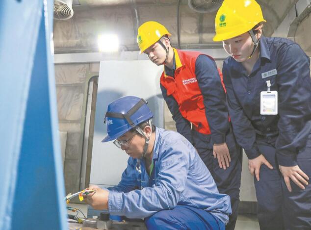 國網河南超高壓公司:發(fā)揮黨建引領力 精益檢修保安全