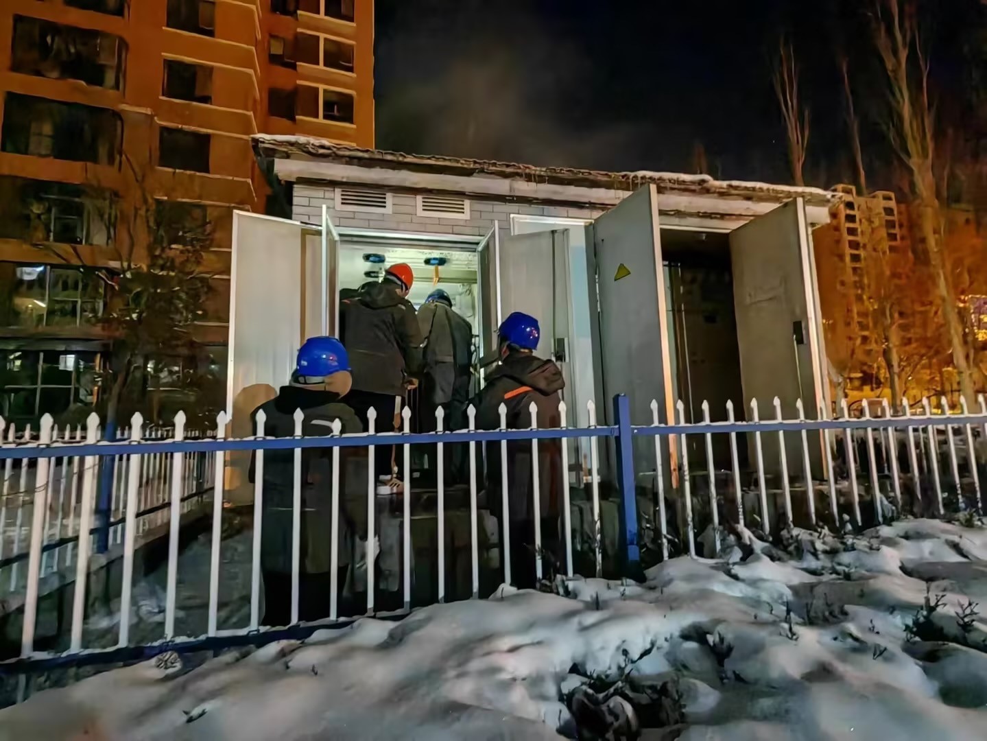 風(fēng)雪來襲入冬寒，電力搶修送溫暖