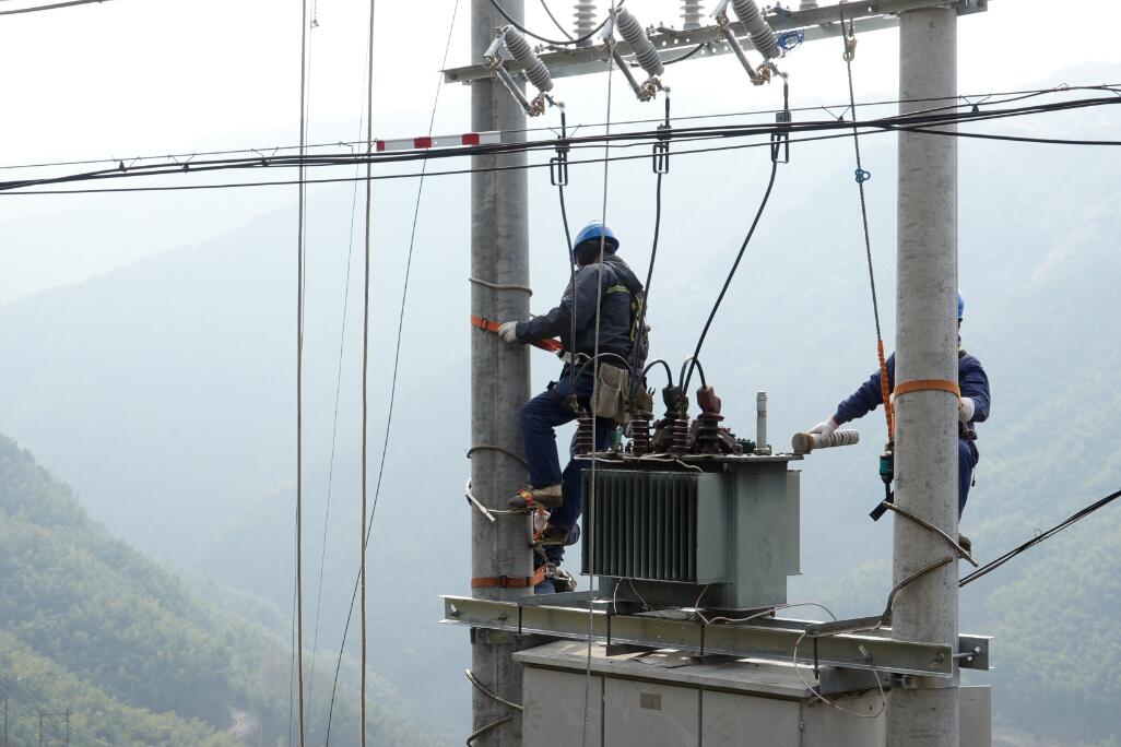 國網(wǎng)余姚市供電公司:不懼寒潮施工忙 公變“搬家”助發(fā)展