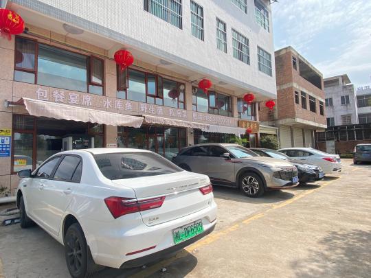 返鄉(xiāng)新能源車主尋覓公用充電樁，鄉(xiāng)村充電補(bǔ)能仍有待解決