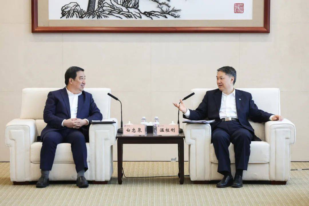 中國電氣裝備董事長白忠泉、總經(jīng)理周群拜訪中國華能董事長溫樞剛