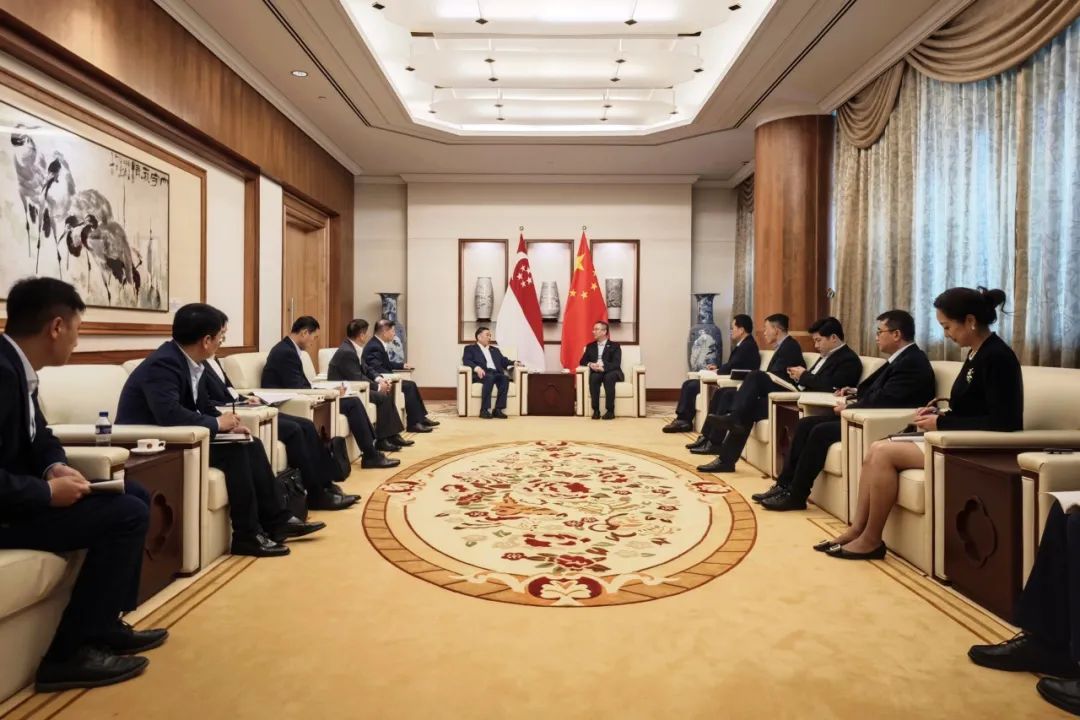 中國(guó)能建黨委書記、董事長(zhǎng)宋海良與中國(guó)駐新加坡大使館臨時(shí)代辦朱憬會(huì)談