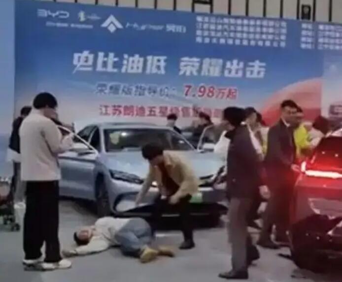 突然啟動(dòng)!參展車撞傷5人，車企最新回應(yīng)