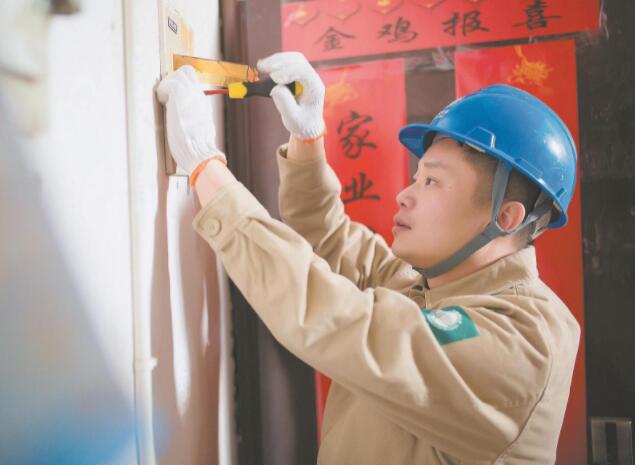 【國(guó)網(wǎng)工匠】李華:勤鉆善研謀創(chuàng)新 以點(diǎn)帶面育人才