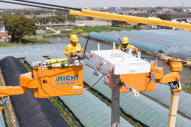 “零感知”帶電作業(yè)，農(nóng)村電網(wǎng)持續(xù)改造升級(jí)