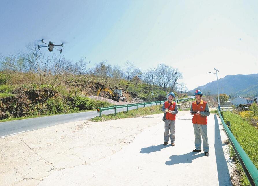 無(wú)人機(jī)巡線(xiàn)發(fā)現(xiàn)火情 突擊隊(duì)隊(duì)員及時(shí)處置