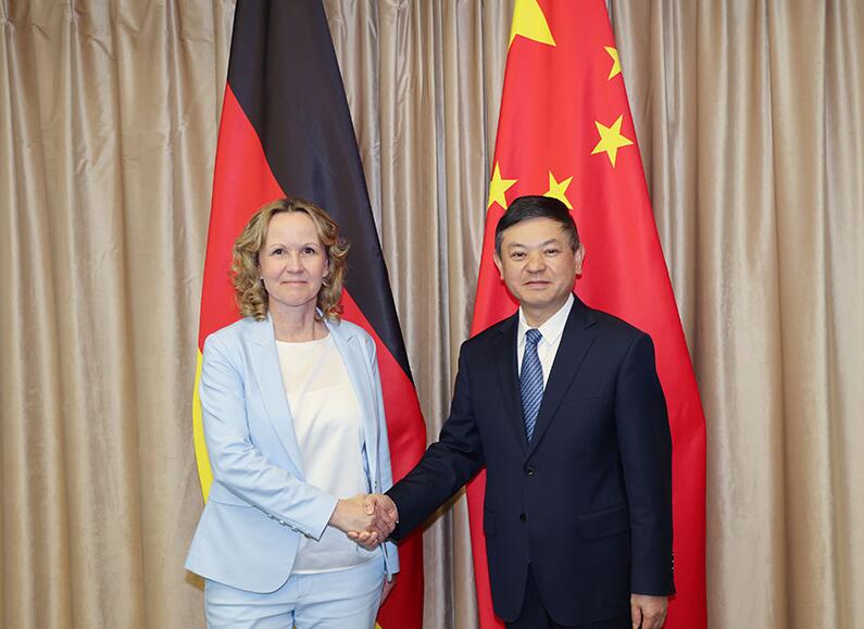 生態(tài)環(huán)境部部長黃潤秋會見德國聯(lián)邦環(huán)境、自然保護、核安全與消費者保護部長萊姆克