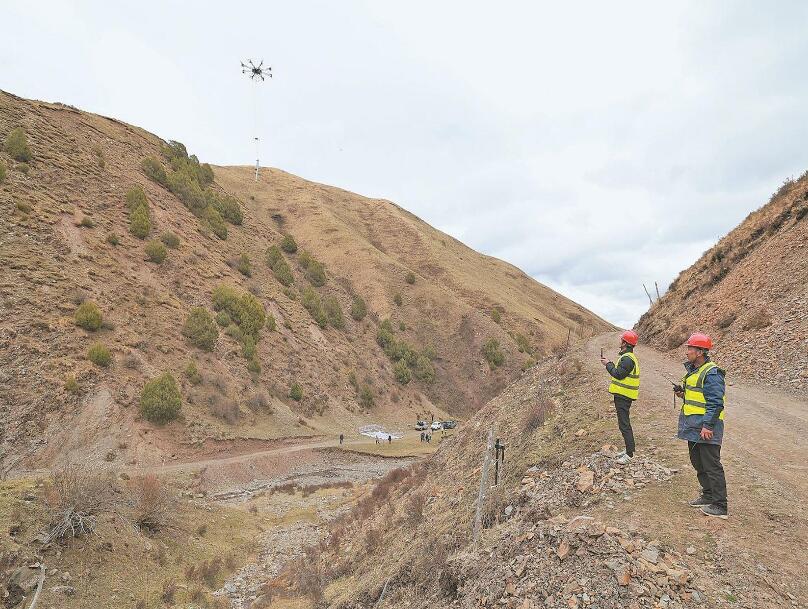海拔4000米，重載無人機(jī)吊運(yùn)工程物資