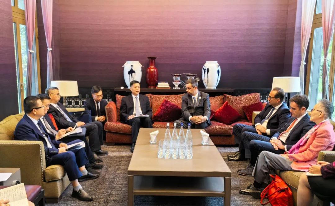 東方電氣集團黨組書記、董事長俞培根與法國電力集團董事長兼首席執(zhí)行官呂克·雷蒙會談