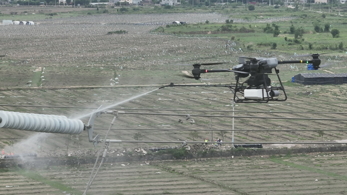 海南電網(wǎng)首次開展規(guī)?；療o人機(jī)沖洗作業(yè)