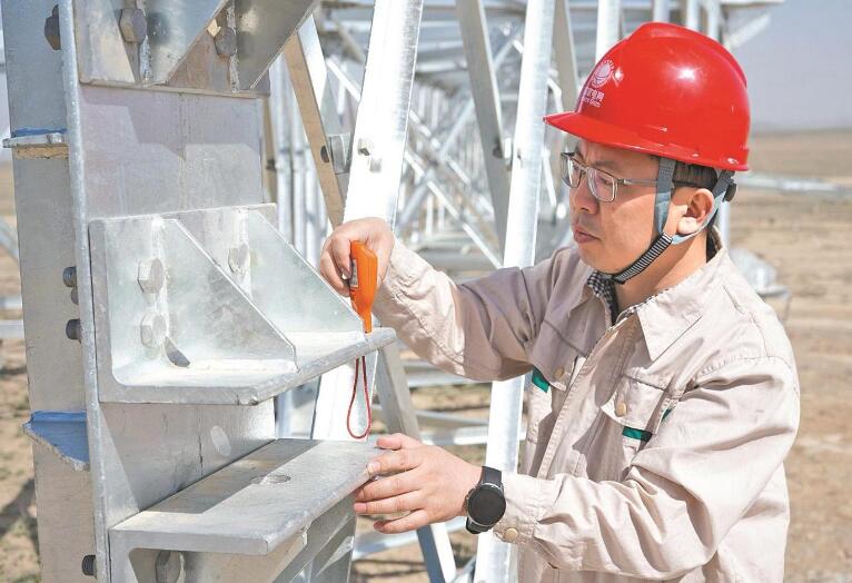 李?。涸痪€建電網(wǎng) 當(dāng)好工程“大管家”