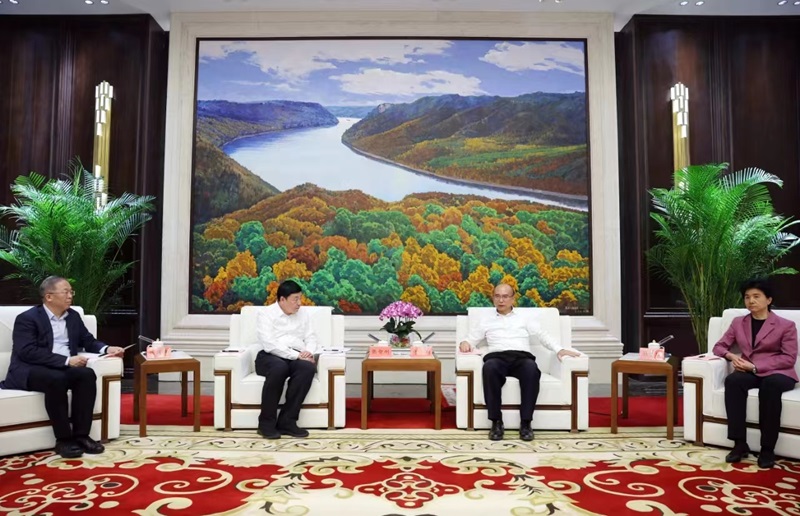 黑龍江省委書(shū)記許勤、省委副書(shū)記梁惠玲會(huì)見(jiàn)國(guó)家電網(wǎng)董事長(zhǎng)張智剛一行