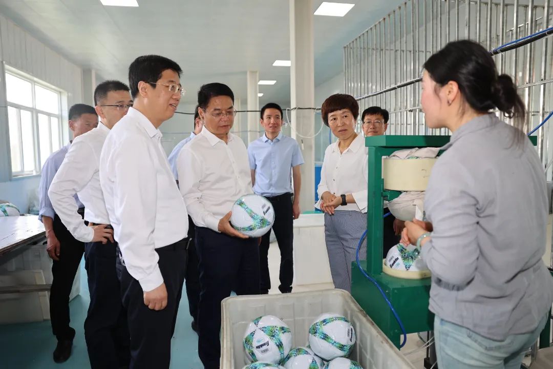 中國(guó)電氣裝備黨委副書(shū)記裴振江赴陜西省麟游縣