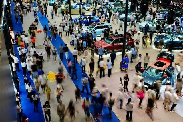 新能源車，熱!燃油車，冷!