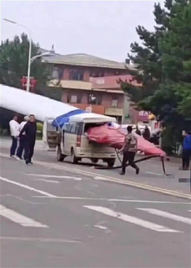 黑龍江一面包車被風(fēng)電機(jī)葉片刺穿，知情人：車上載有7人